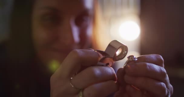 Gros Plan Bijoutier Féminin Caucasien Vérifiant Qualité Des Bijoux Atelier — Video