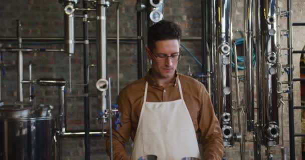 Retrato Homem Caucasiano Feliz Trabalhando Destilaria Gin Usando Equipamentos Sorrindo — Vídeo de Stock
