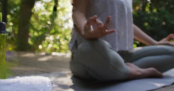 Asiatin Meditiert Und Sitzt Auf Yogamatte Garten Zuhause Isolation Während — Stockvideo