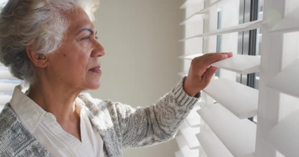 Afroamerikansk Äldre Kvinna Tittar Genom Fönstret Hemma Pensionering Senior Livsstil — Stockvideo