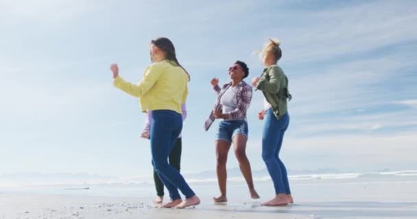 Mutlu Bir Grup Kadın Arkadaş Sahilde Eğleniyor Dans Ediyor Gülümsüyor — Stok video