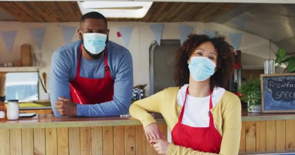 Portrait African American Couple Wearing Face Masks Standing Food Truck — Vídeo de stock