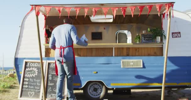 非洲裔美国人在清洁餐车时穿着围裙微笑的后视镜 食品卡车和街头食品概念 — 图库视频影像