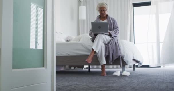 Afroamerykanka Seniorka Korzystająca Laptopa Siedząc Domu Łóżku Emerytura Starszy Styl — Wideo stockowe