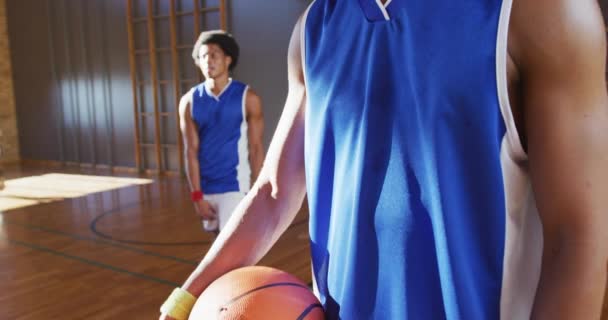 Portret Van Een Afro Amerikaanse Basketbalspeler Met Teamgenoot Achtergrond Basketbal — Stockvideo