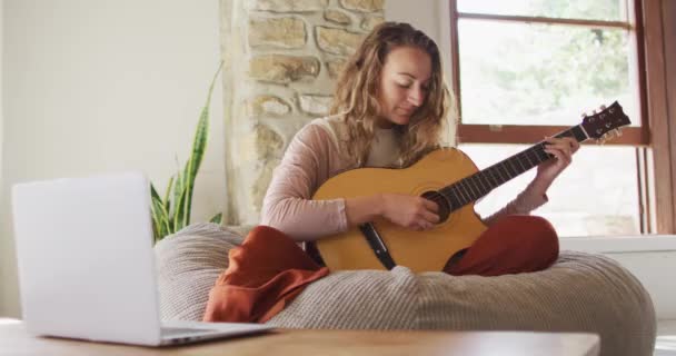 Szczęśliwa Biała Kobieta Grająca Gitarze Akustycznej Siedząca Torbie Słonecznym Domku — Wideo stockowe