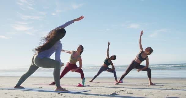 Groep Van Diverse Vrouwelijke Vrienden Die Yoga Beoefenen Het Strand — Stockvideo