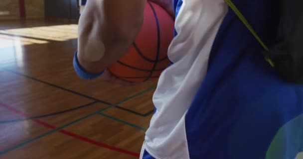 Equipo Baloncesto Masculino Diverso Con Máscaras Faciales Saludo Con Codos — Vídeos de Stock