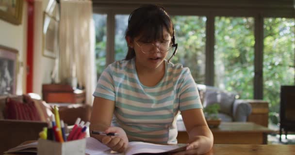 Femme Asiatique Assise Table Portant Des Écouteurs Faisant Appel Vidéo — Video