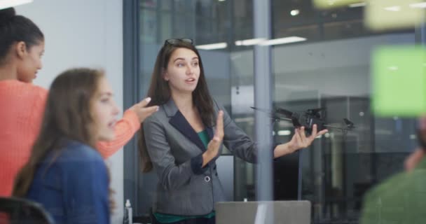 Mulher Caucasiana Segurando Drone Dando Apresentação Grupo Diversificado Colegas Trabalhar — Vídeo de Stock