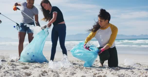 Різні Групи Друзів Жінок Відмовляються Від Мішків Пляжі Екологічних Волонтерів — стокове відео