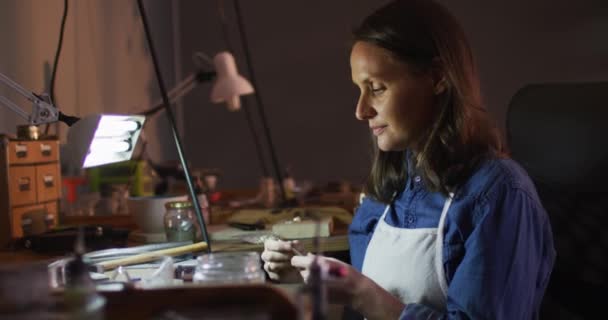 Bijouterie Blanche Assise Bureau Faisant Des Bijoux Souriant Caméra Entreprise — Video