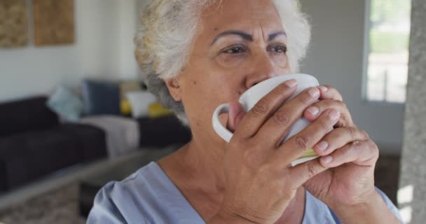 Närbild Afrikansk Amerikansk Äldre Kvinna Som Dricker Kaffe Hemma Pensionering — Stockvideo