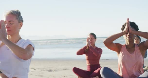 Gruppo Diverse Amiche Che Meditano Spiaggia Sano Stile Vita Attivo — Video Stock