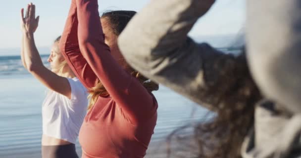 Groep Van Diverse Vrouwelijke Vrienden Die Yoga Beoefenen Het Strand — Stockvideo