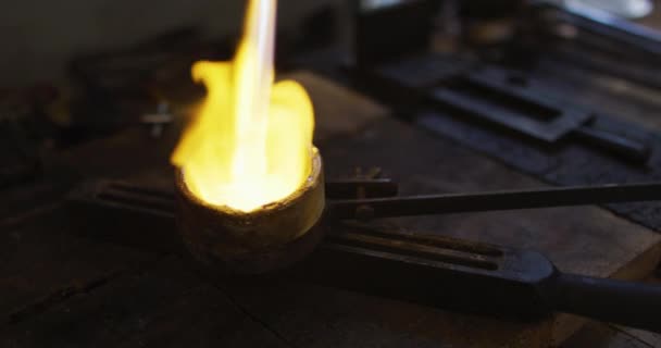 Nahaufnahme Einer Flamme Aus Einem Gasbrenner Die Metall Für Schmuck — Stockvideo