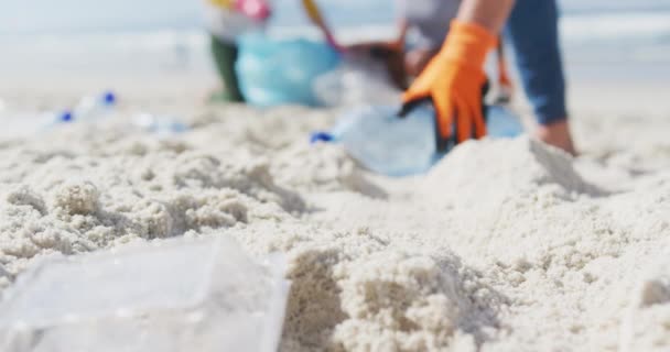 Diverso Grupo Amigas Colocando Lixo Sacos Lixo Praia Voluntários Conservação — Vídeo de Stock