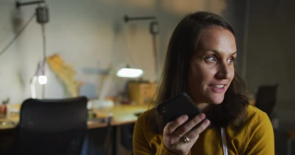 Porträt Einer Lächelnden Kaukasischen Juwelierin Der Werkstatt Schürze Tragend Smartphone — Stockvideo