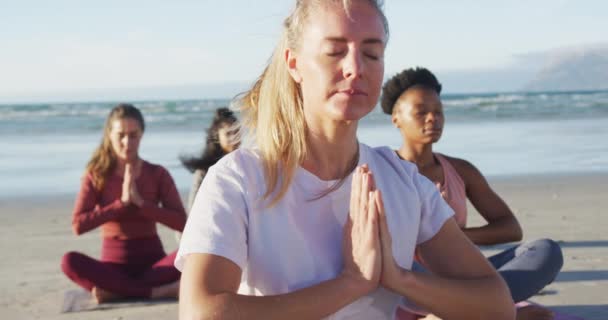 Groep Van Diverse Vrouwelijke Vrienden Mediteren Het Strand Gezonde Actieve — Stockvideo