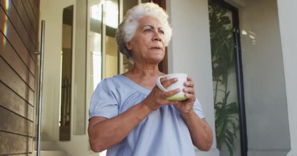 Afroameričanka Čtvrťáku Pije Kávu Zatímco Doma Stojí Vchodu Důchodový Senior — Stock video
