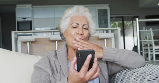 Африканська Старша Жінка Американка Дула Поцілунками Маючи Відео Дзвінок Смартфоні — стокове відео