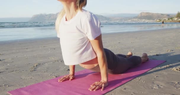 Donna Caucasica Che Pratica Yoga Che Estende Sulla Spiaggia Sano — Video Stock