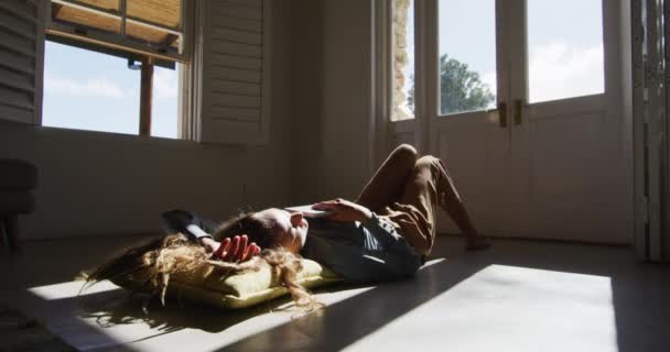 Biała Kobieta Leżąca Podłodze Trzymająca Książkę Śpiąca Słonecznym Domku Salonie — Wideo stockowe