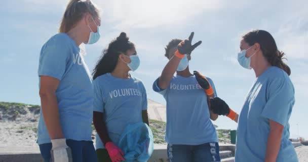 Grupo Diverso Mulheres Vestindo Camisetas Voluntárias Máscaras Faciais Conversando Voluntários — Vídeo de Stock