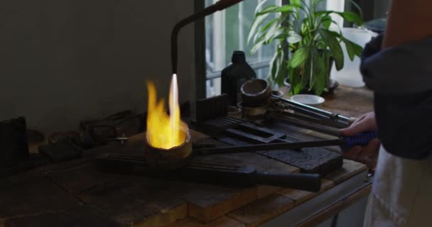 작업장에서 앞치마를 버너와 금속을 원시인 세공품의 가운데 독립적 수공예 — 비디오