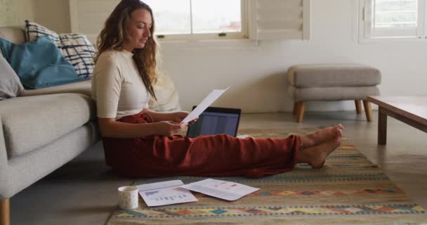 Vit Kvinna Som Arbetar Hemifrån Sitter Vardagsrumsgolvet Med Laptop Kaffe — Stockvideo