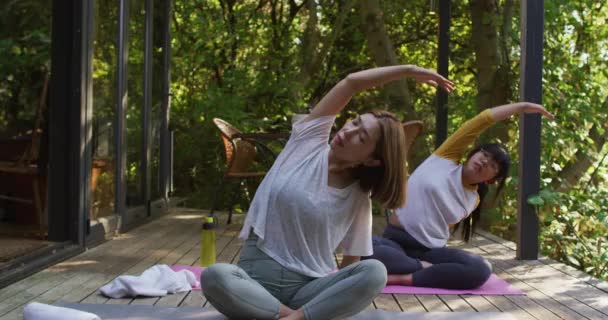 Mère Fille Asiatiques Pratiquant Yoga Plein Air Dans Jardin Domicile — Video