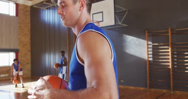 Portret Białego Koszykarza Drużyną Tle Koszykówka Trening Sportowy Boisku Krytym — Wideo stockowe