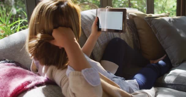 Aziatische Vrouw Liggend Bank Met Behulp Van Tablet Met Kopieerruimte — Stockvideo