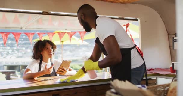앞치마를 장갑을 살균제 스프레이로 트럭을 청소하는 아프리카 미국인 코로나 바이러스가 — 비디오