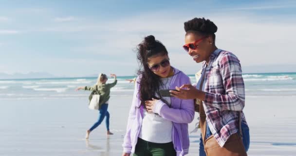 Feliz Grupo Diversas Amigas Divirtiéndose Caminando Por Playa Con Smartphone — Vídeos de Stock