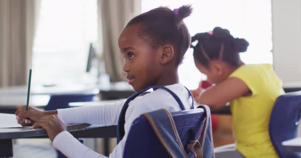 Retrato Una Colegiala Afroamericana Feliz Sentada Aula Tomando Notas Mirando — Vídeos de Stock