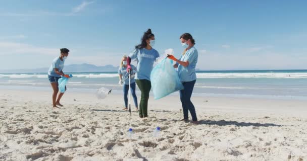 Diverse Frauen Freiwilligen Shirts Und Gesichtsmasken Sammeln Müll Vom Strand — Stockvideo