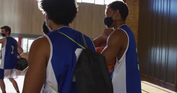 Zróżnicowana Męska Drużyna Koszykówki Maskach Powitaniu Łokciami Koszykówka Trening Sportowy — Wideo stockowe