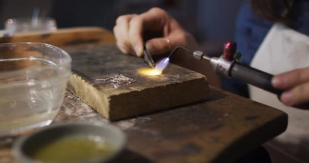 Gros Plan Des Mains Bijoutier Caucasien Utilisant Brûleur Gaz Fabrication — Video