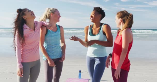 Χαρούμενη Ομάδα Από Διαφορετικές Φίλες Που Διασκεδάζουν Στην Παραλία Διακοπές — Αρχείο Βίντεο