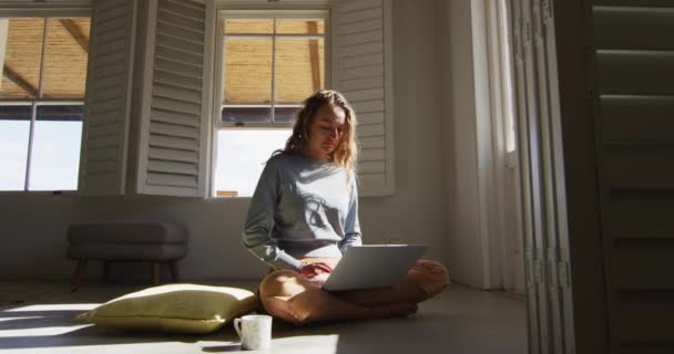 Mujer Caucásica Sentada Suelo Con Una Taza Café Utilizando Ordenador — Vídeo de stock