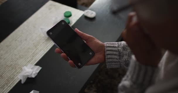 Hasta Afro Amerikalı Son Sınıf Öğrencisi Kadın Akıllı Telefondan Evinde — Stok video