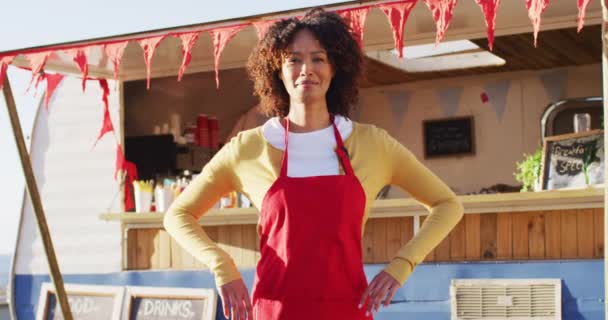 站在餐车旁边笑着的非洲裔美国女人的画像 食品卡车和街头食品概念 — 图库视频影像
