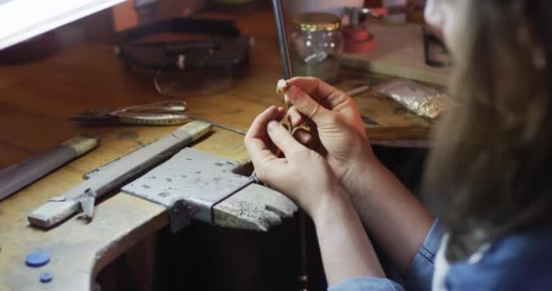 Großaufnahme Der Hände Einer Kaukasischen Juwelierin Die Der Werkstatt Einen — Stockvideo