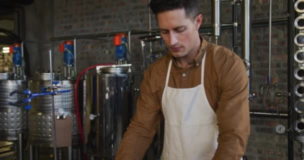 Portrait Homme Caucasien Sérieux Travaillant Distillerie Gin Utilisant Équipement Regardant — Video