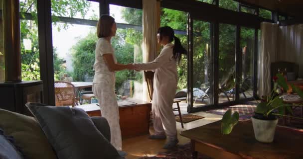 亚洲母亲和女儿在客厅里跳舞时面带微笑 在隔离检疫期间隔离在家 — 图库视频影像