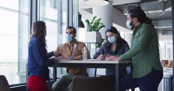Grupo Diverso Colegas Negócios Usando Máscaras Faciais Sentados Mesa Conversando — Vídeo de Stock