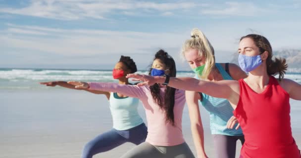 Sahilde Yoga Yapan Yüz Maskesi Takan Bir Grup Kadın Arkadaş — Stok video