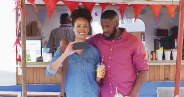 Afrikanskt Amerikanskt Par Håller Smoothies Leende Medan Tar Selfie Matbilen — Stockvideo