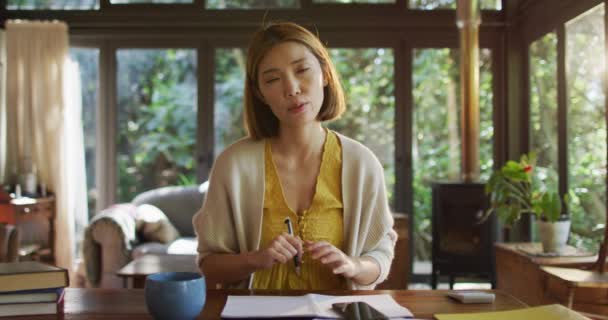 Azjatka Siedząca Przy Stole Pracująca Domu Dzwoniąca Wideo Domu Izolacji — Wideo stockowe